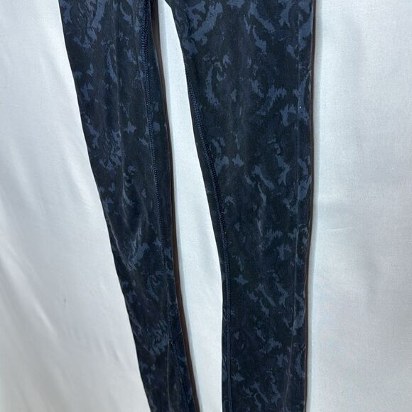 Lululemon Abstract Print/Hidden Stripe Waistband Full Length Leggings. Size 2. - Picture 3 of 9